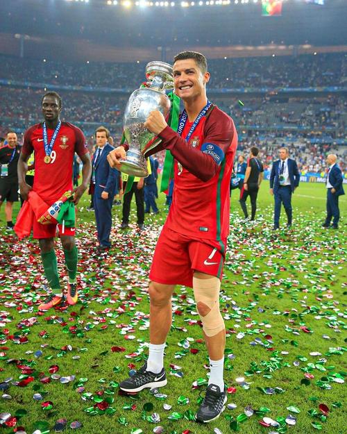 安东尼：梅西是我的偶像和标杆；拒绝拜仁还因我孩子喜欢西班牙（安东尼自述：梅西是偶像与标杆，拒绝拜仁也因孩子爱西班牙）