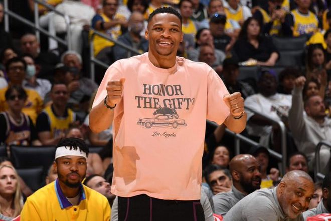 阿图什杯球员进球后跑上看台给母亲献花，后两黄变一红被罚下（阿图什杯球员破门后上看台为母献花，随后两黄变红被罚出场）