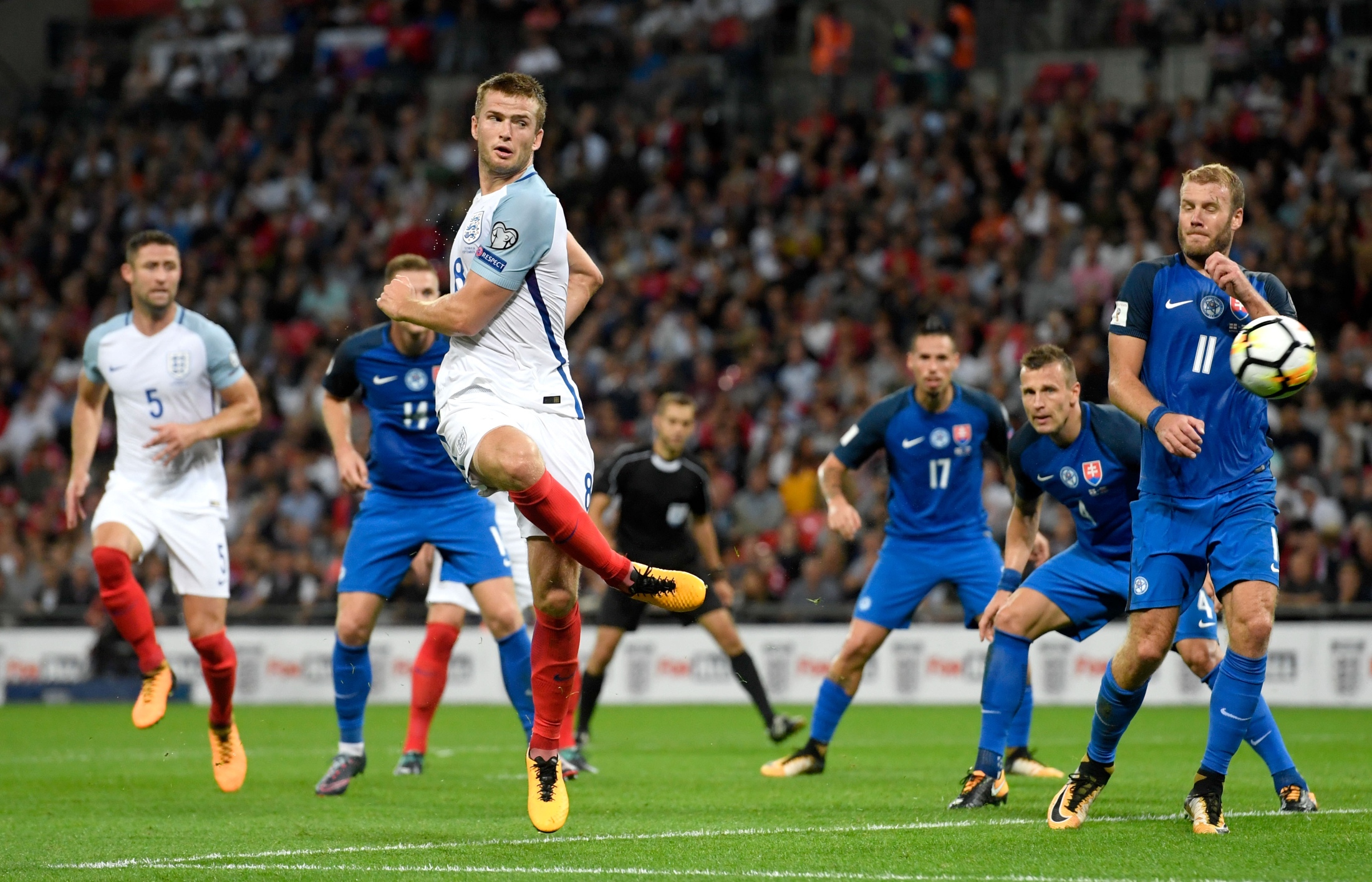 罗伯逊：萨拉赫是队史最佳之一，希望能继续与他并肩作战（罗伯逊：萨拉赫堪称队史传奇之一，盼与他继续携手征战）