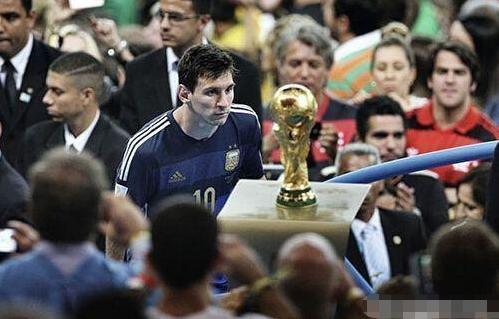 意大利杯焦点战：亚特兰大 VS 热那亚，顶级分析决定赛事走向。（意大利杯重磅对决：亚特兰大对阵热那亚，深度解析左右胜负走向）