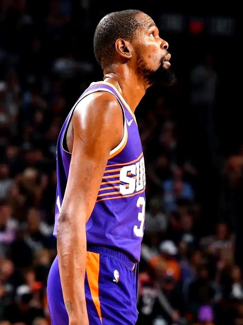 早报：拜仁的四线一十六胜，在我的肩膀上扛着！（晨报：拜仁四线齐进豪取16连胜，一切都扛在我肩上！）