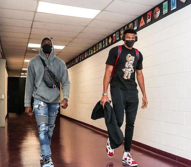 英超半场：两队合计零射正，琼斯远射中框，利兹联0-0利物浦（英超半场战报：利兹联0-0利物浦，两队零射正，琼斯远射中框）