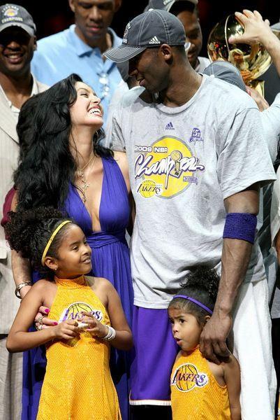 镜报：安菲尔德球迷因现场警报响起被暂时疏散，现已重新进场（镜报：警报触发安菲尔德球迷短暂撤离，现已恢复入场）