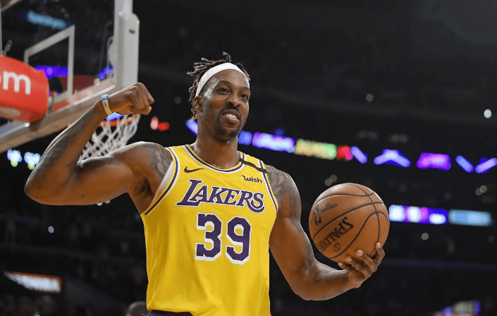 库蒂尼奥为小儿子庆祝生日，一家人身穿他效力过球队的球衣（库蒂尼奥为幼子庆生，全家身穿他曾效力球队球衣）