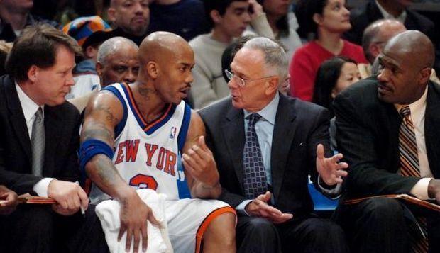 记者：弗拉霍维奇遭佛罗伦萨球迷种族歧视侮辱，导致比赛中断（记者称弗拉霍维奇遭佛罗伦萨球迷种族歧视辱骂，比赛被迫暂停）