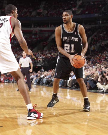 曼联陷入困境，阿莫林嘲笑梅努问题引发球迷怒火（曼联陷入低谷，阿莫林调侃梅努言论激怒球迷）