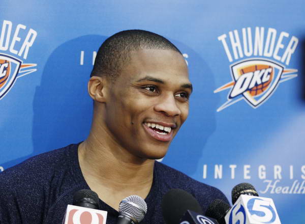 狂下三分雨！勇士首节命中8记三分，狂轰38分领先13分（三分如雨！勇士首节投进8记三分，单节38分轰出13分优势）